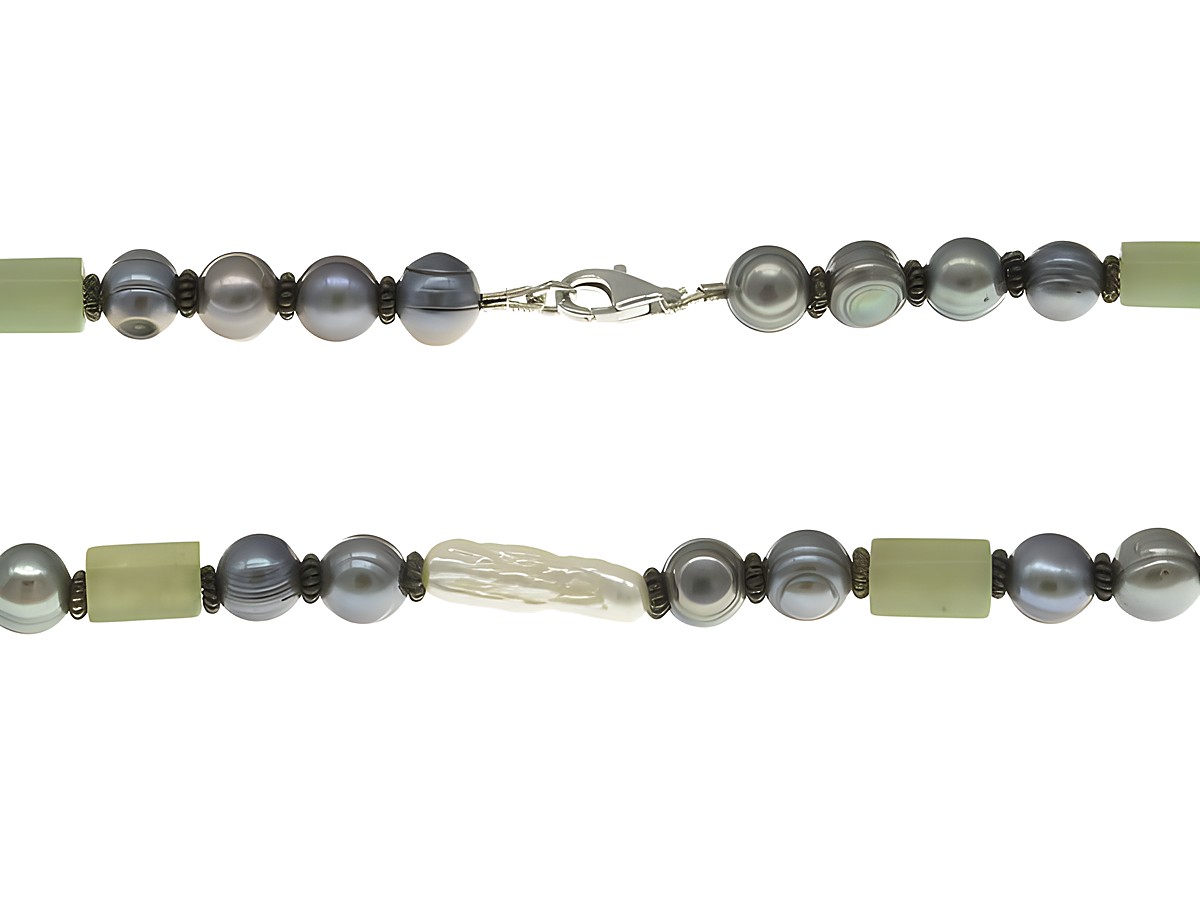 Perlenkette aus Süßwasser-Zuchtperlen und Serpentin in Weiß, Grau und Grün, zwischen 4,5 und 7,5 mm. Gesamtlänge 42 cm, mit silberner Verschluss. Hersteller Juwelier Harnisch.