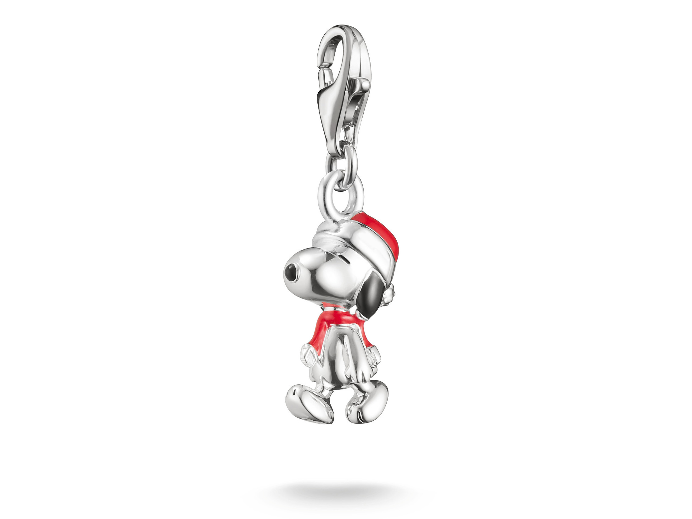 Charm aus Silber mit Snoopy in einem roten Weihnachtsmannkostüm und roten Mütze, ideal für die Peanuts Snoopy Santa Edition von Thomas Sabo.