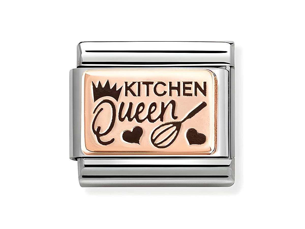 Die Nomination Classic Roségold 430111 23 Kitchen Queen ist ein elegantes Armbandteil aus Emaille mit der Aufschrift Kitchen Queen, verziert mit einer Krone und einem Schneebesen, ideal für Kochliebhaber.