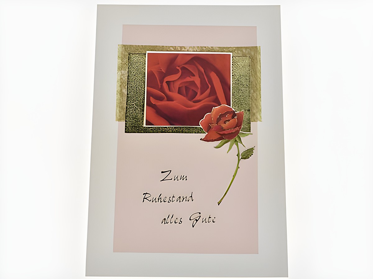 Eine Glückwunschkarte mit einem roten Rosenmotiv, goldenen und grünen Akzenten sowie dem Text "Zum Ruhestand alles Gute". Hersteller: Juwelier Harnisch, Glückwunschkarten.