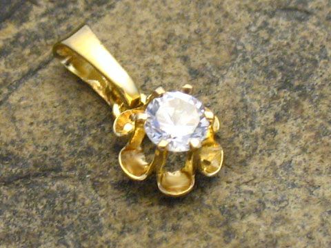 Gold Anhänger - Blume Zirkonia - Gold 333, Hersteller: Juwelier Harnisch, mit Zirkonia, in elegantem Design mit funkelndem Zirkonia als Mittelpunkt, ideal als Schmuckstück für besondere Anlässe.