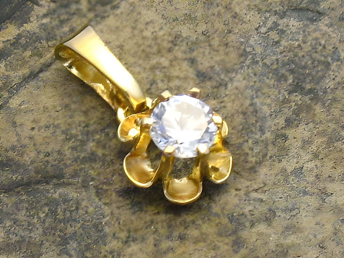 Gold Anhänger - Blume Zirkonia - Gold 333, Hersteller: Juwelier Harnisch, mit Zirkonia, in elegantem Design mit funkelndem Zirkonia als Mittelpunkt, ideal als Schmuckstück für besondere Anlässe.