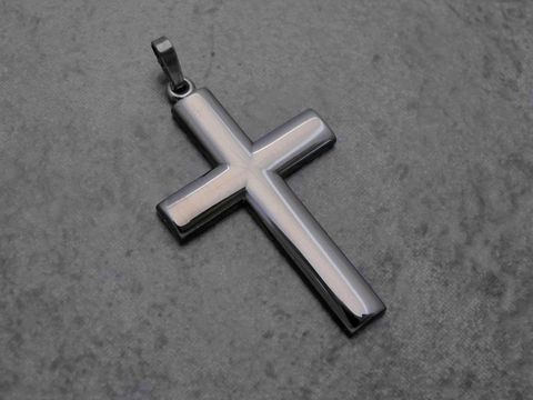 Ein ausdrucksstarker Anhänger in Kreuzform aus Sterling Silber mit Ruthenium-Beschichtung in Anthrazit, schlicht und elegant, Hersteller: Juwelier Harnisch.