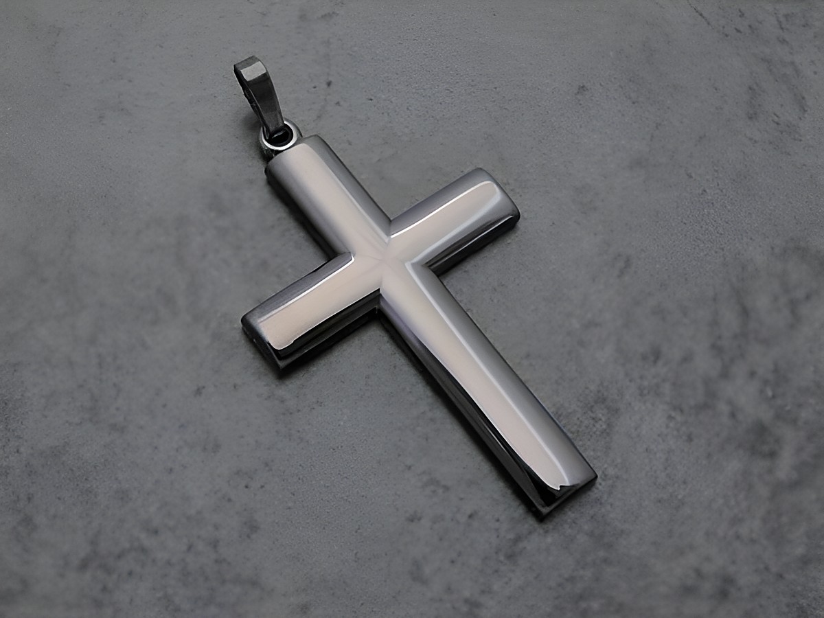 Ein ausdrucksstarker Anhänger in Kreuzform aus Sterling Silber mit Ruthenium-Beschichtung in Anthrazit, schlicht und elegant, Hersteller: Juwelier Harnisch.