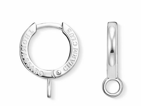 Silberne Ohrringe in Form von Creole-Carriern von Thomas Sabo, Modell H2011-001-21, mit eingravierter Herstellerbezeichnung und einem schlichten und eleganten Design.