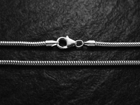 Weißgoldkette Schlangenkette Gold 585 mit einer Stärke von 2,4 mm und einer Länge von 42 cm, Hersteller Juwelier Harnisch, detailreiche Ansicht des Verschlusses und der Kette.
