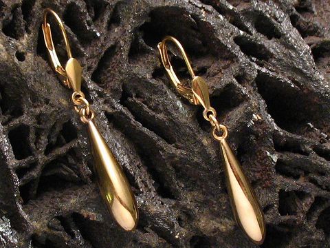 Ohrringe zeitlos Ohrhänger echt Gold von Juwelier Harnisch, schlichte Form ohne Stein, glänzende Oberfläche, elegant und vielseitig für jeden Anlass, ideales Schmuckstück.
