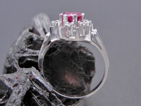 Pompöser Goldring in Größe 55 aus Weißgold 585 mit einem synthetischen Rubin und Zirkonia, Hersteller Juwelier Harnisch, bis Größe 56/18.