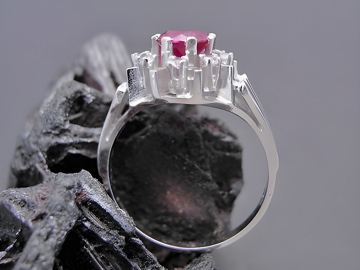 Pompöser Goldring in Größe 55 aus Weißgold 585 mit einem synthetischen Rubin und Zirkonia, Hersteller Juwelier Harnisch, bis Größe 56/18. – Ansicht 2