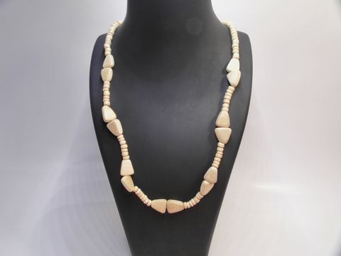 Holzkette in Dreiecksform, 29 mm groß, naturbraun, 60 cm lang, aus Holz gefertigt, hergestellt von Juwelier Harnisch, idealer Schmuck für individuelle Styles.