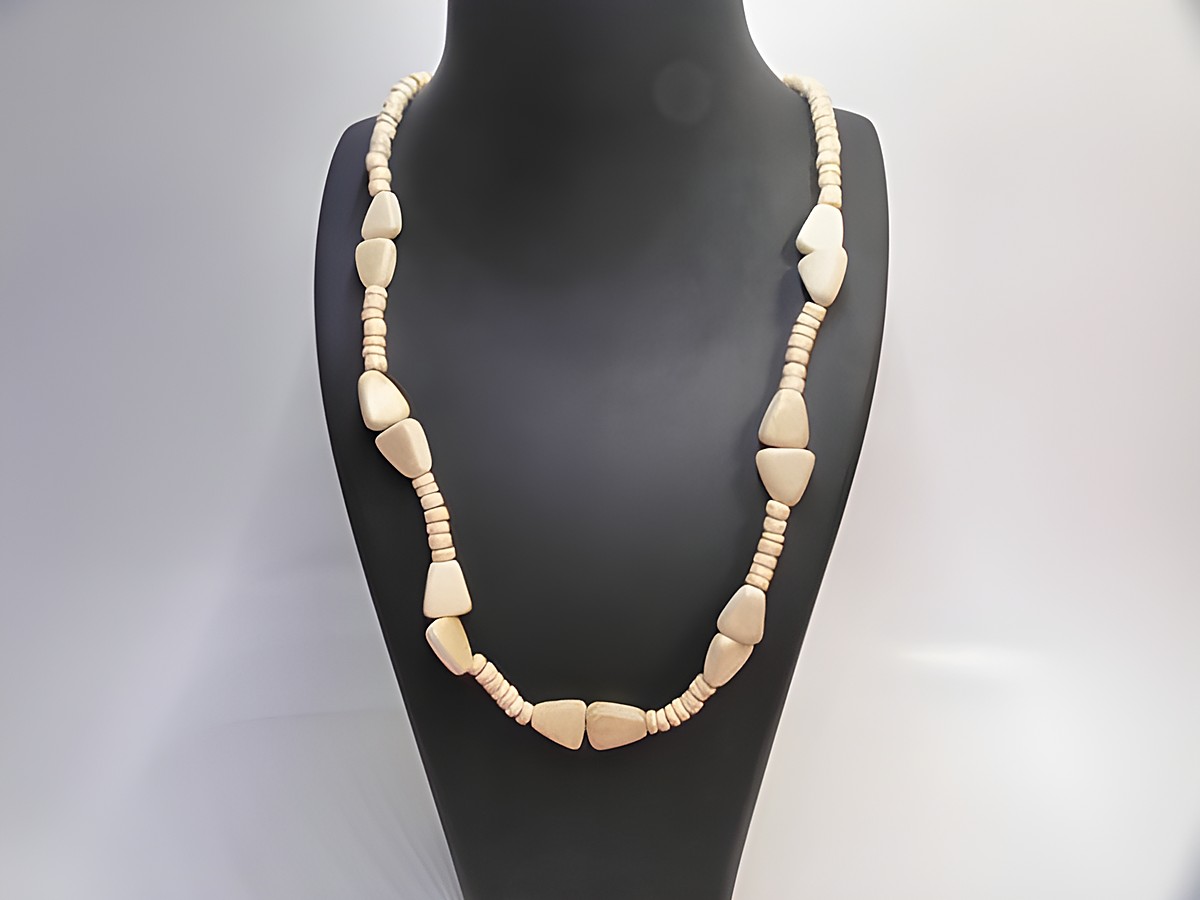 Holzkette in Dreiecksform, 29 mm groß, naturbraun, 60 cm lang, aus Holz gefertigt, hergestellt von Juwelier Harnisch, idealer Schmuck für individuelle Styles.