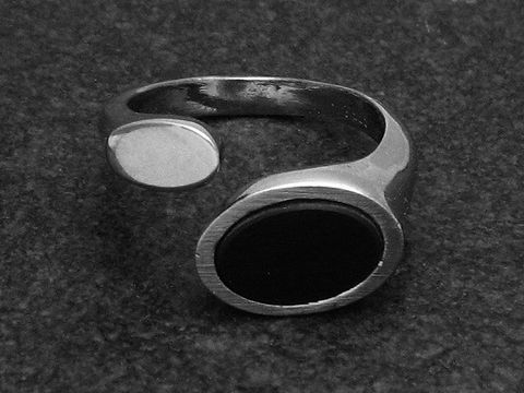 Futuristischer Silberring in verstellbarer Größe mit Onyxstein, rhodiniert, hergestellt von Juwelier Harnisch. Der Ring hat ein modernes Design und eine schlichte Eleganz.