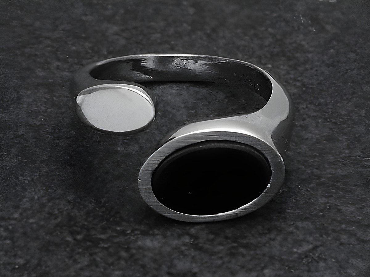 Futuristischer Silberring in verstellbarer Größe mit Onyxstein, rhodiniert, hergestellt von Juwelier Harnisch. Der Ring hat ein modernes Design und eine schlichte Eleganz.