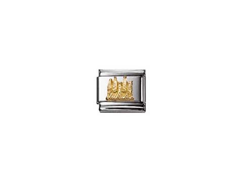 Ein stilisiertes Schmuckstück von Nomination, das die Sagrada Familia darstellt. Das Design zeigt kunstvoll die charakteristischen Türme und Details des berühmten Bauwerks in Gold und Silber.