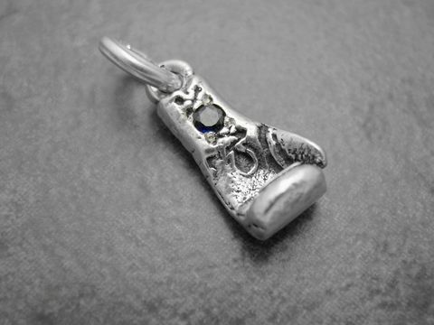 Boxhandschuh links in Silber mit Saphir, sportliches Design, 20,3 mm, vom Hersteller Juwelier Harnisch, perfekt für sportliche Anlässe.