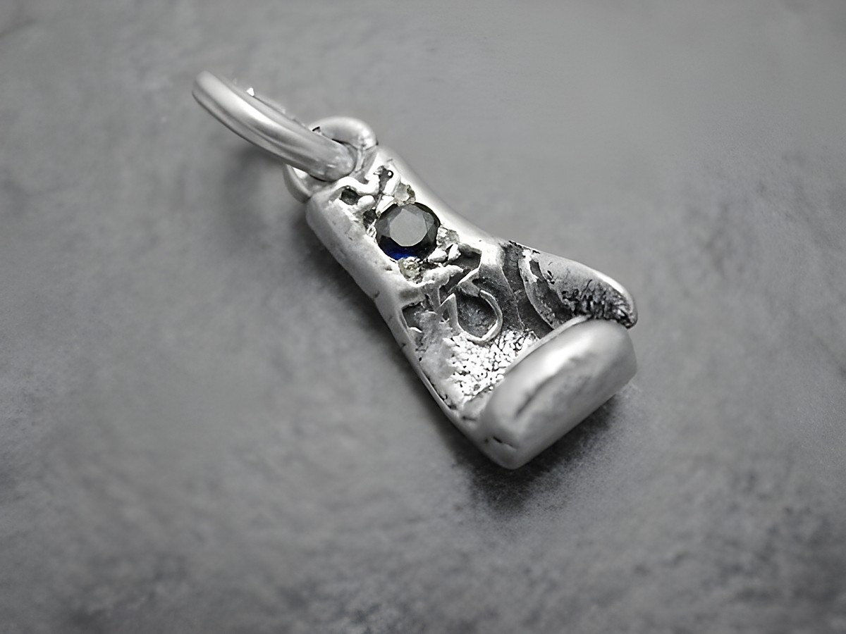 Boxhandschuh links in Silber mit Saphir, sportliches Design, 20,3 mm, vom Hersteller Juwelier Harnisch, perfekt für sportliche Anlässe.