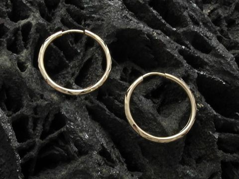 Creolen 1,6 cm aus Gold 585 mit süßem Diamantschliff, Hersteller Juwelier Harnisch, bis 25 mm, elegant und zeitlos für jeden Anlass.