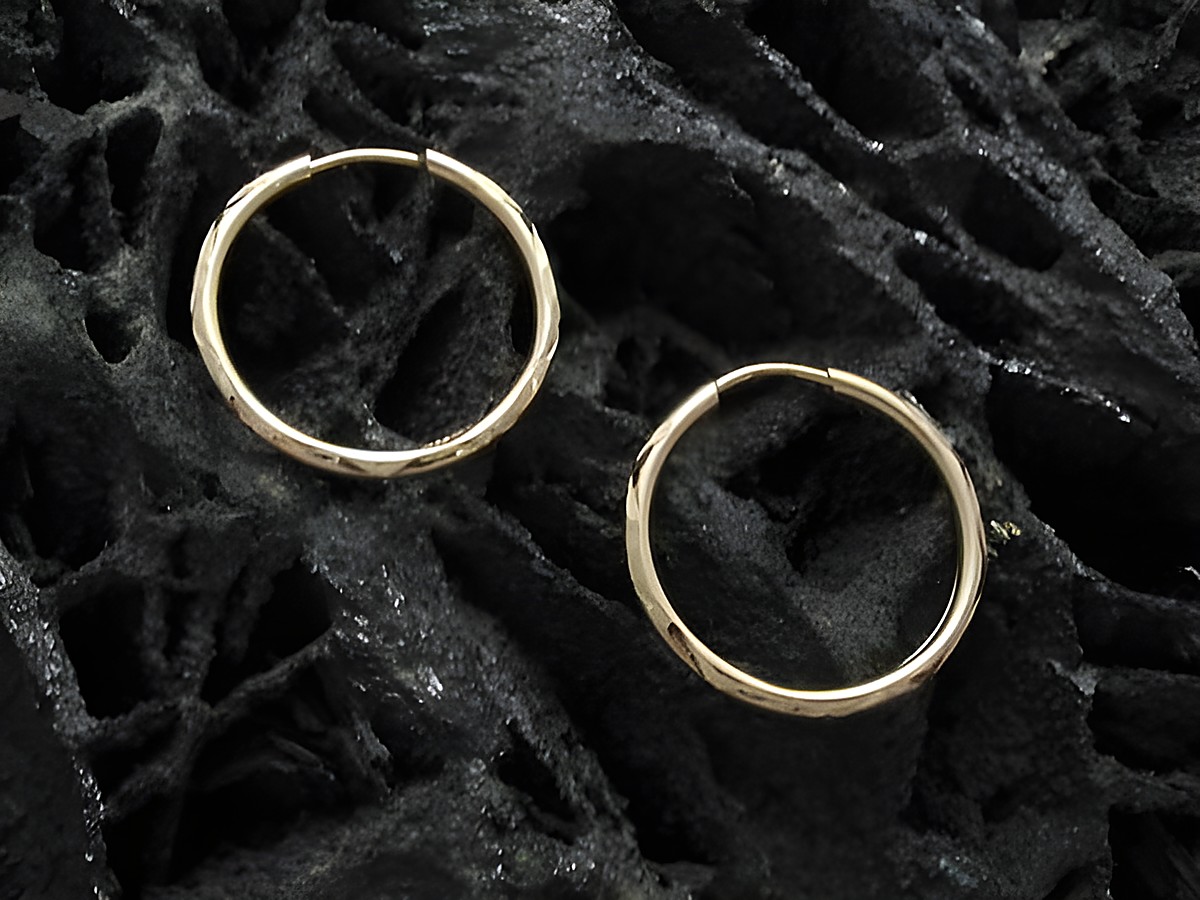 Creolen 1,6 cm aus Gold 585 mit süßem Diamantschliff, Hersteller Juwelier Harnisch, bis 25 mm, elegant und zeitlos für jeden Anlass.