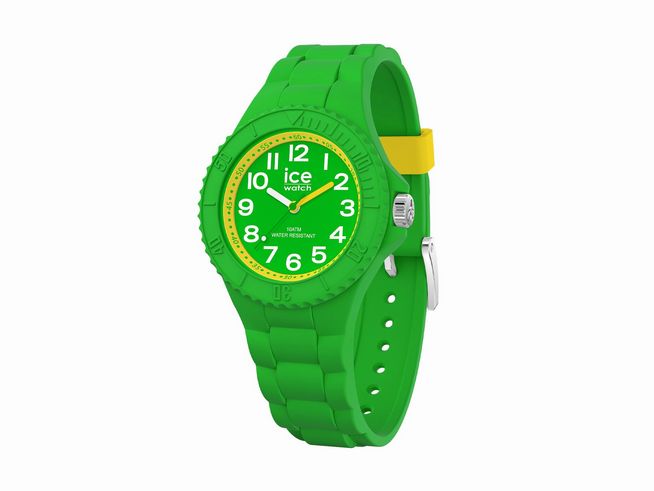 Die Ice-Watch ICE hero in Grün mit extra kleinem Gehäuse zeigt ein leuchtend grünes Ziffernblatt und ein passendes Silikonarmband, ergänzt durch einen gelben Farbakzent.