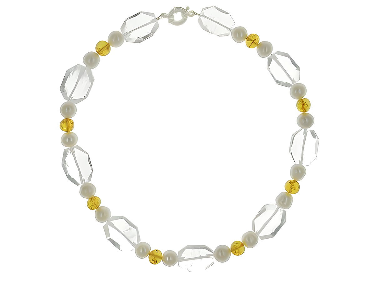 Steinkette aus Bernstein, Bergkristall und weißen Süßwasser-Zuchtperlen, 46 cm lang, mit facettierten Kristall und glänzenden Perlen, gefertigt von Juwelier Harnisch. – Ansicht 2