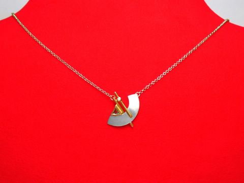 Collier Gold 375 Mittelteil bicolor mit Diamant und Topas, 45 cm lang, präsentiert auf einem roten Untergrund, elegant und modern gestaltet. Hersteller Juwelier Harnisch.