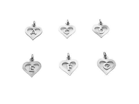 925 Sterling Silber Anhänger in Herzform mit dem Buchstaben C, hergestellt von Juwelier Harnisch, erhältlich in einer Kollektion aus verschiedenen Buchstaben.