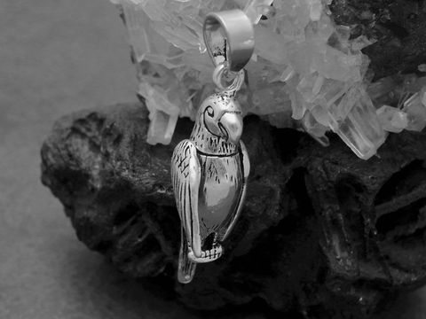 Papagei-Anhänger aus beweglichen Flügeln aus Sterling Silber, gefertigt von Juwelier Harnisch, zeigt ein detailreiches Tiermotiv.