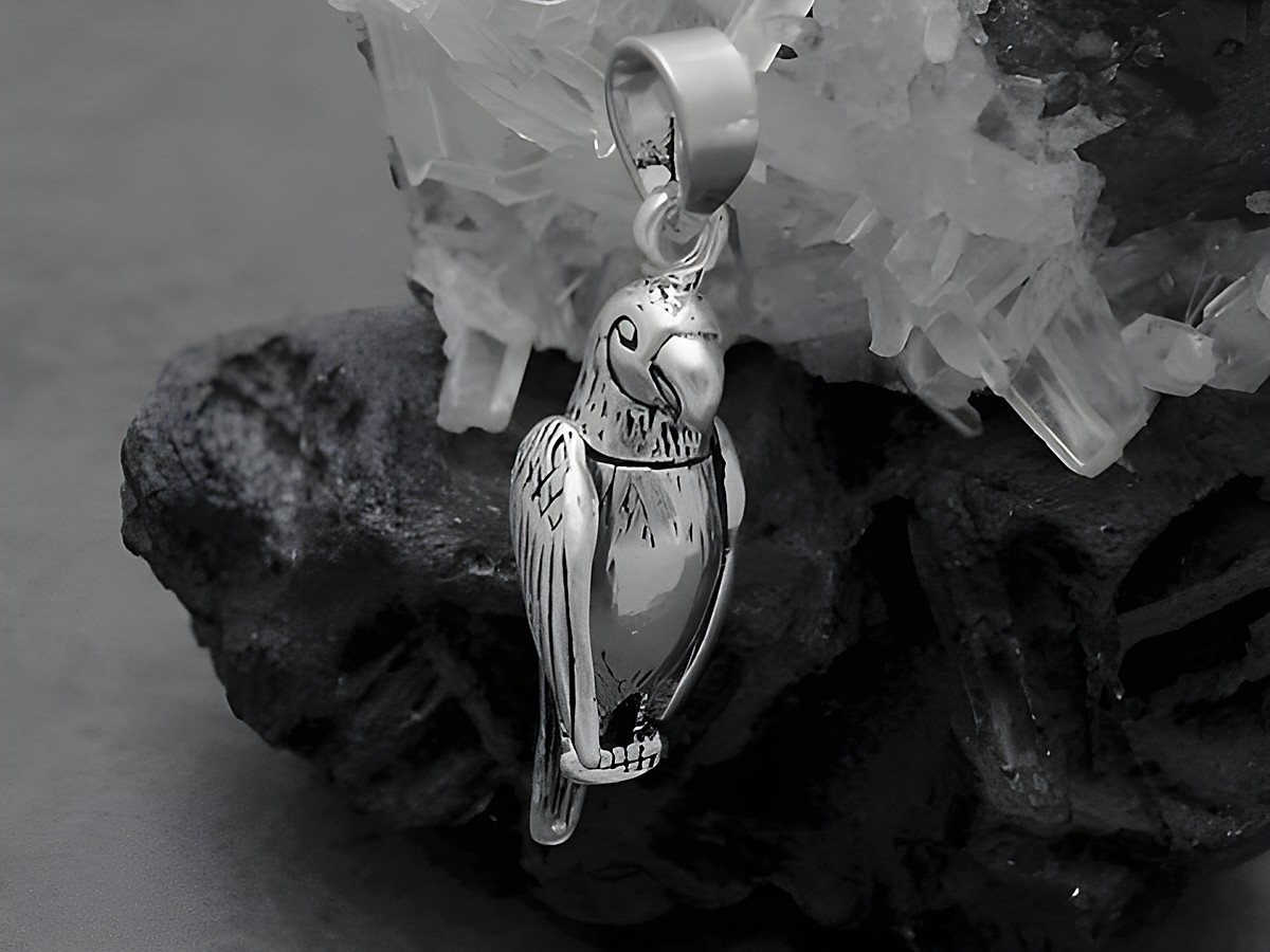 Papagei-Anhänger aus beweglichen Flügeln aus Sterling Silber, gefertigt von Juwelier Harnisch, zeigt ein detailreiches Tiermotiv.