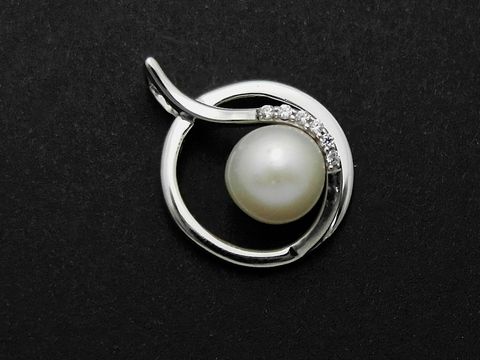 Silber Anhänger in runder Form mit einer Süßwasserzuchtperle und Zirkonia, bezaubernd gestaltet, Hersteller Juwelier Harnisch, ideal für elegante Akzente.