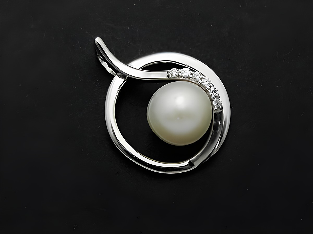 Silber Anhänger in runder Form mit einer Süßwasserzuchtperle und Zirkonia, bezaubernd gestaltet, Hersteller Juwelier Harnisch, ideal für elegante Akzente.