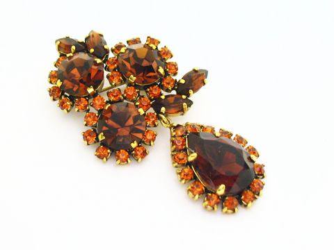 Brosche Sexy City Look Einzelstück Orange von Juwelier Harnisch, Strass Brosche in Gelb und Braun mit funkelnden Steinen und einem tropfenförmigen Anhänger.