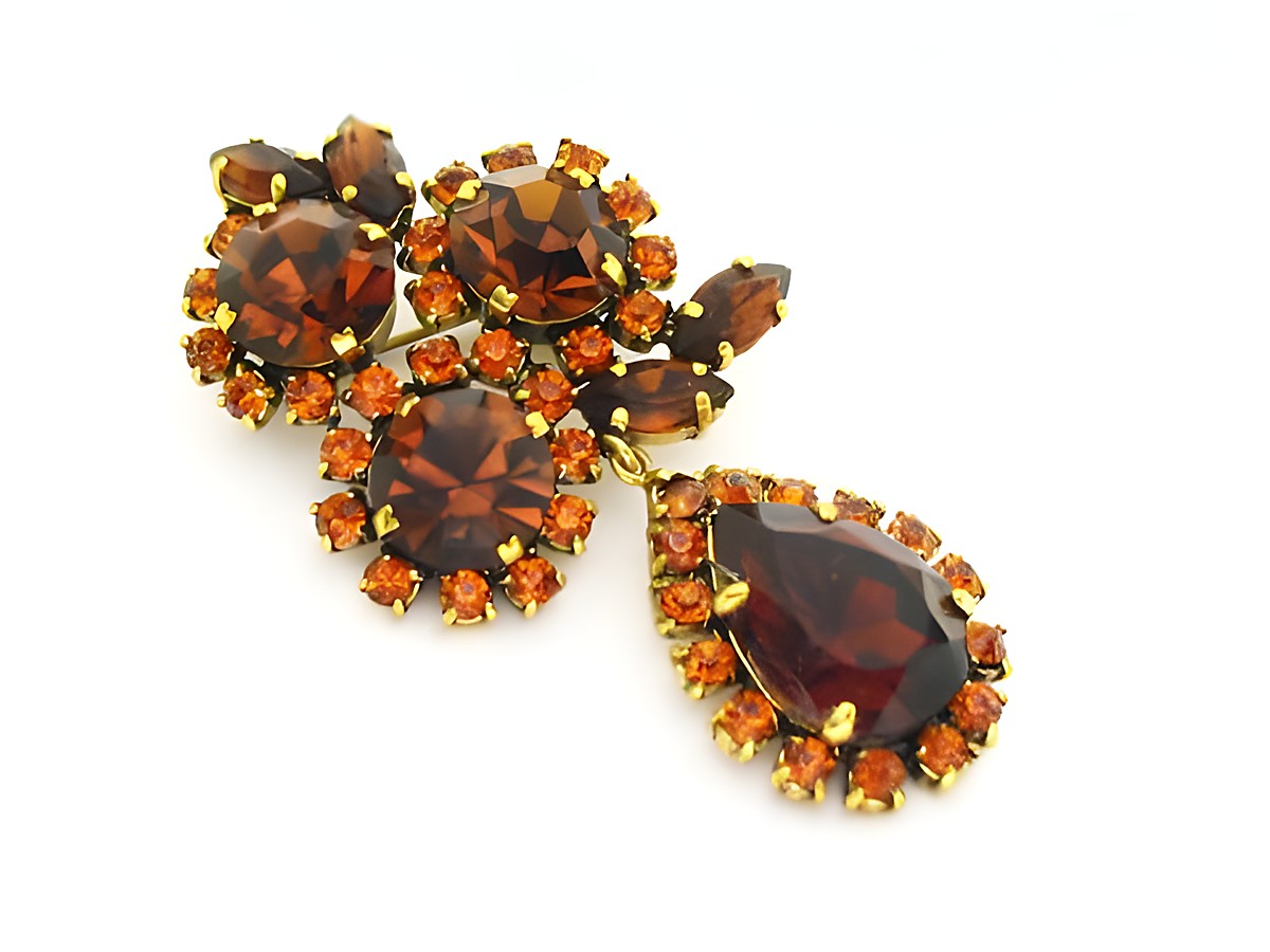 Brosche Sexy City Look Einzelstück Orange von Juwelier Harnisch, Strass Brosche in Gelb und Braun mit funkelnden Steinen und einem tropfenförmigen Anhänger.