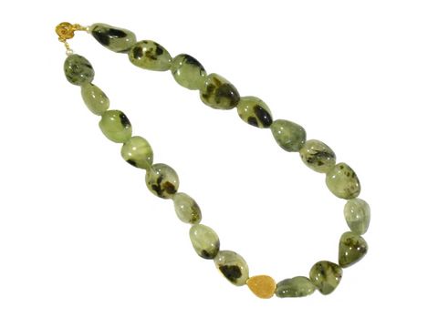 Prehnit und Zuchtperlen Steinkette von Juwelier Harnisch, 49 cm lange Kette mit grünlichen Steinen und einem goldenen Verschluss, elegantes Schmuckstück für verschiedene Anlässe.
