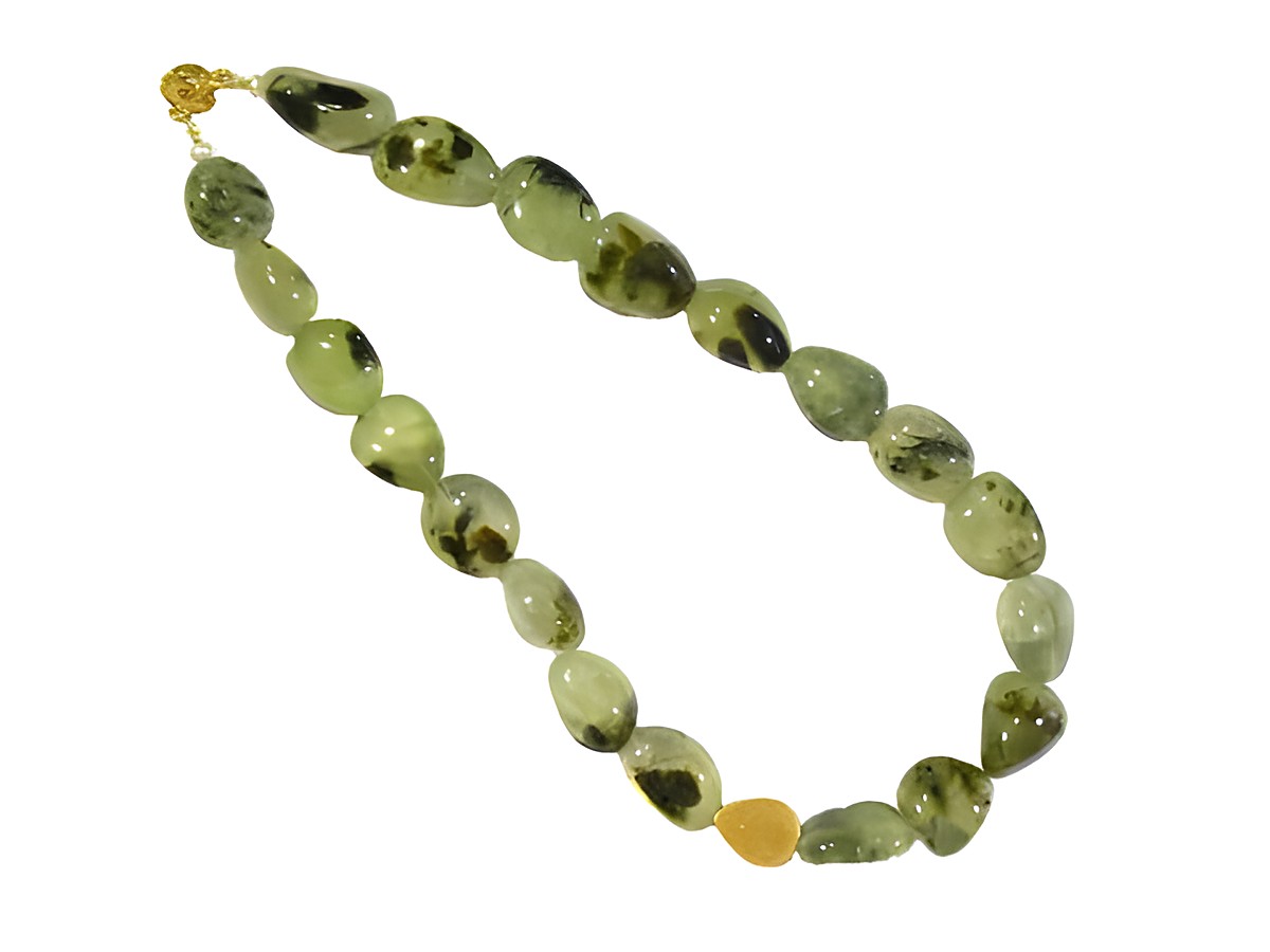 Prehnit und Zuchtperlen Steinkette von Juwelier Harnisch, 49 cm lange Kette mit grünlichen Steinen und einem goldenen Verschluss, elegantes Schmuckstück für verschiedene Anlässe.