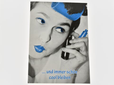 Geburtstagskarte mit einer Frau, die Lockenwickler trägt, in schwarz-weiß mit blauen Akzenten. Sie hält ein Telefon und hat blaue Lippen. Text sagt, immer schön cool bleiben. Hersteller Juwelier Harnisch.