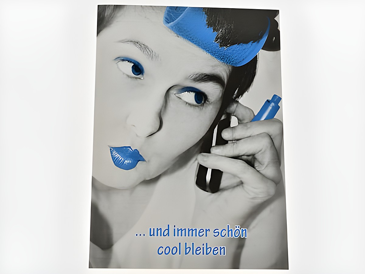 Geburtstagskarte mit einer Frau, die Lockenwickler trägt, in schwarz-weiß mit blauen Akzenten. Sie hält ein Telefon und hat blaue Lippen. Text sagt, immer schön cool bleiben. Hersteller Juwelier Harnisch.