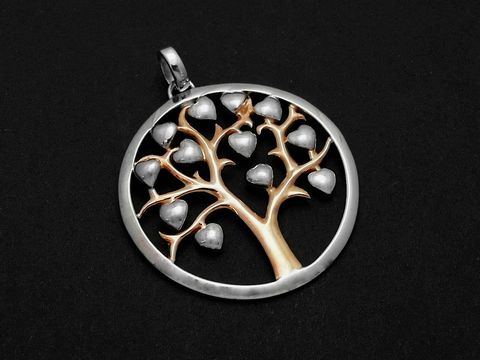 Silberanhänger in Rhodinierung mit einem bicolor Lebensbaum, der filigran gestaltet ist. Der Anhänger symbolisiert Glück und wird vom Juwelier Harnisch hergestellt.