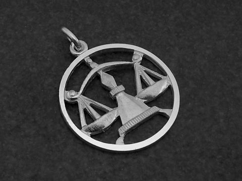 Silber Anhänger rund mit dem Sternzeichen Waage, designt von Juwelier Harnisch, zeigt eine stilisierte Waage in der Mitte des Kreises, ideal für Astrologie-Liebhaber.