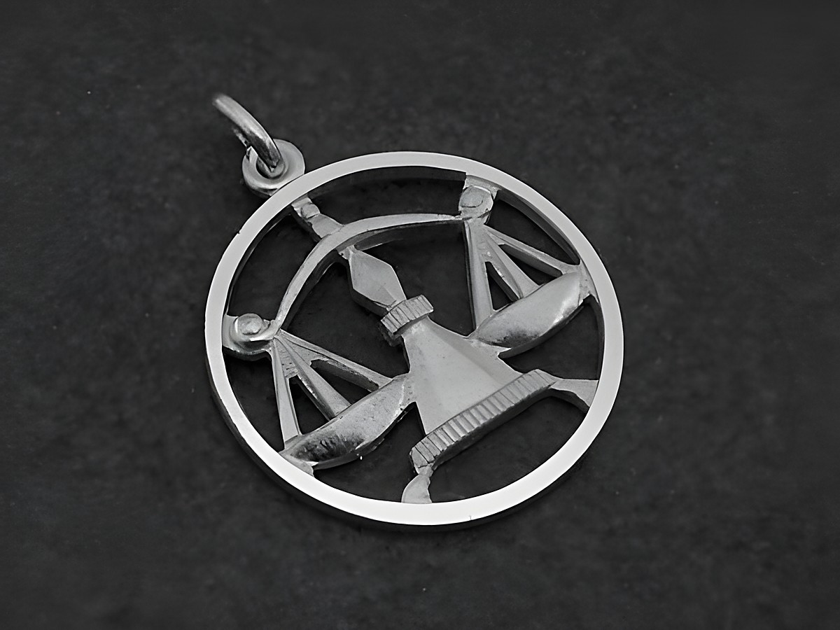 Silber Anhänger rund mit dem Sternzeichen Waage, designt von Juwelier Harnisch, zeigt eine stilisierte Waage in der Mitte des Kreises, ideal für Astrologie-Liebhaber.