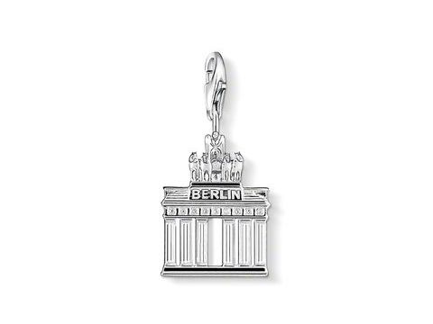 Charm von Thomas Sabo in Form des Brandenburger Tors mit dem Schriftzug Berlin, aus Silber, detailreich gestaltet und ideal als Ländercharms.