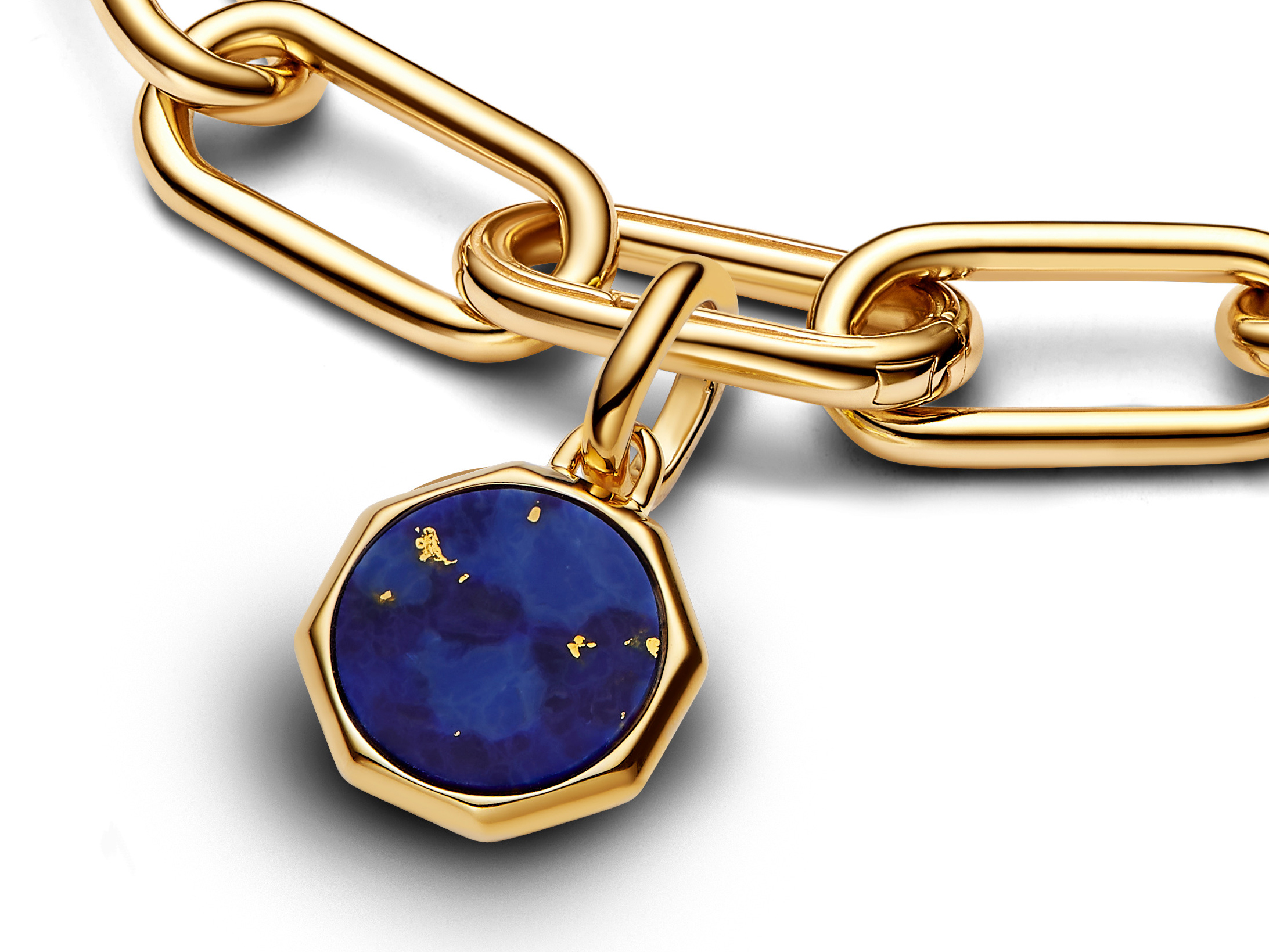 Blauer Mini Charm von Pandora Me, vergoldet in Gelbgold mit einem facettierten, achtseitigen, synthetischen lapisartigen Anhänger, der an einer golden glänzenden Kette hängt.