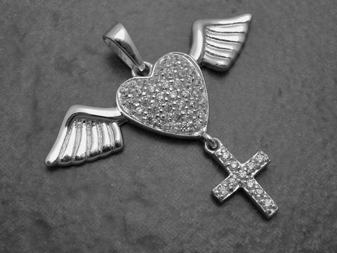 Ein Anhänger in Herzform mit Flügeln und einem Kreuz, aus rhodiniertem Sterling Silber und Zirkonia, hergestellt von Juwelier Harnisch, ideal für Schmuckliebhaber.