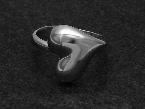 Silberring in Herzform, plastisch poliert, größenverstellbar, ohne Stein, rhodiniert, Hersteller Juwelier Harnisch, elegant und zeitlos im Design.