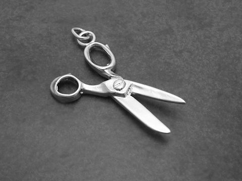 Silber Anhänger in Form einer Schere, symbolisiert den Beruf eines Schneiders oder Herstellers, gefertigt vom Juwelier Harnisch, sehr interessant und einzigartig.