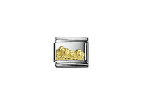 Das Bild zeigt ein Schmuckstück von Nomination, das die Köpfe der Präsidenten auf dem Mount Rushmore in goldenem und silbernem Design darstellt.