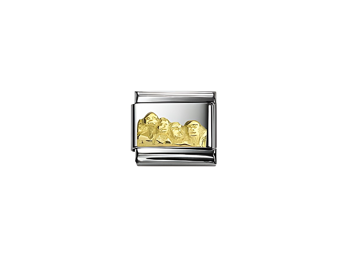 Das Bild zeigt ein Schmuckstück von Nomination, das die Köpfe der Präsidenten auf dem Mount Rushmore in goldenem und silbernem Design darstellt.