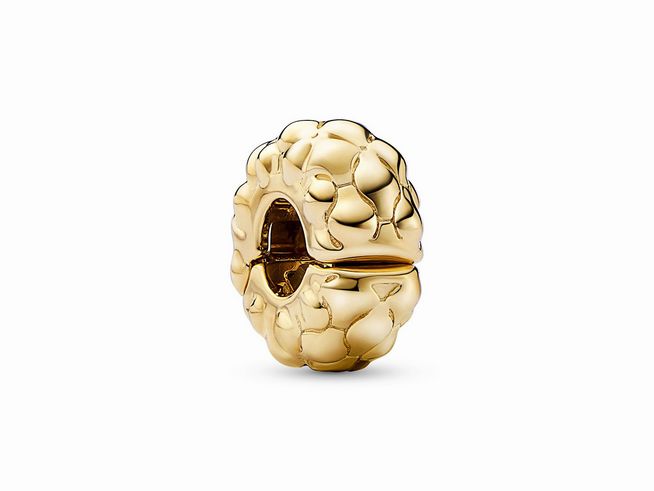 Ein goldvergoldeter Clip-Stopper Charm von Pandora mit Nieten. Das Schmuckstück hat eine einzigartige, strukturierte Oberfläche und ist aus Silber gefertigt. Ideal für Armbänder.
