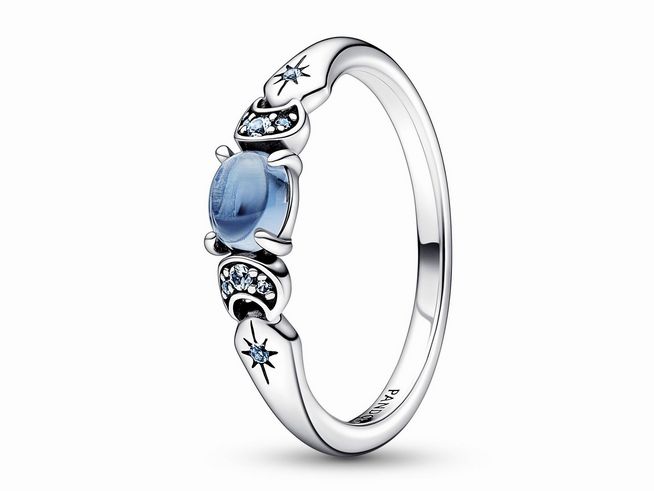 Der Ring von Pandora zeigt einen eleganten, silbernen Schmuck mit einem blauen Kristall in der Mitte sowie funkelnden Steinchen. Ideal für Liebhaberinnen der Prinzessin Jasmin aus Aladdin, Größe 60.