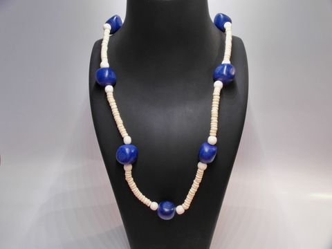 Holzkette Multiform in naturbraun-dunkelblau mit 80 cm Länge, gefertigt aus Holz. Die Kombination aus bunten und blauen Elementen verleiht der Kette einen einzigartigen Look.
