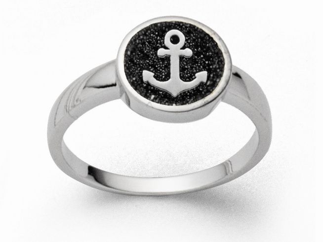Sterling Silber Ring mit Lavasand in der Größe 54, auf der Oberfläche ist ein Anker-Motiv platziert, ideal für maritime Schmuckliebhaber.